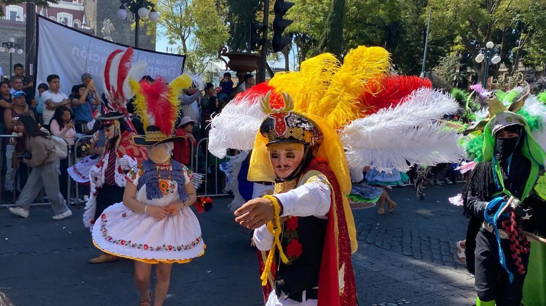 Lleno de color y música, así se vivió el desfile de huehues